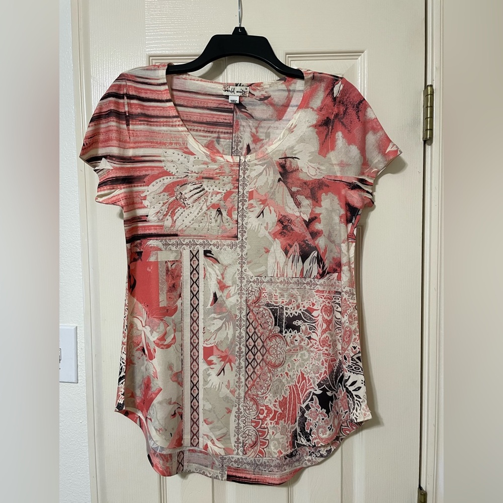 World Unity women’s top, sz M, short sleeve, coral & cream.